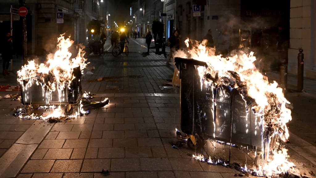 Un incendie lors d'une manifestation à Marseille, le 16 mars 2023 