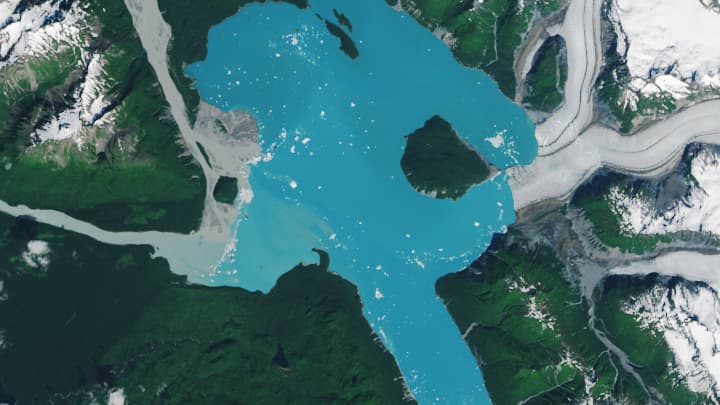 LA FONTE ACCÉLÉRÉE D'UN GLACIER LIÉE AU DÉRÈGLEMENT CLIMATIQUE FAIT ÉMERGER UNE ÎLE EN ALASKA