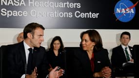La vice-présidente américaine Kamala Harris et le président français Emmanuel Macron lors d'une réunion sur la coopération franco-américaine dans le domaine spatial, au siège de la NASA à Washington DC, le 30 novembre 2022.