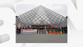 Des syndicats et des employés du musée manifestent ce lundi matin pour demander le retrait de la réforme.