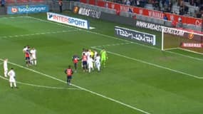 Ikoné prend le ballon à Osimhen