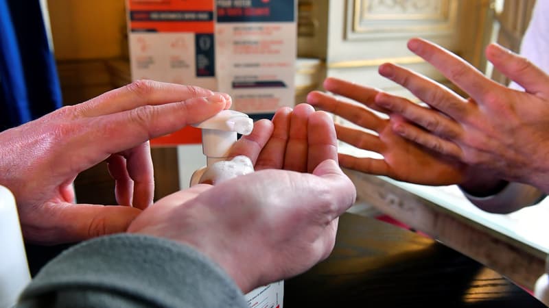 Les autorités sanitaires recommandent en priorité de se laver régulièrement les mains et de réduire leur contact avec le visage