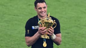 L'ouvreur des All Blacks Dan Carter avec le trophée du Mondial-2015, à l'issue de la finale remportée contre l'Australie, à Twickenham, le 31 octobre 