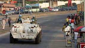 Patrouille de casques bleus des Nations unies à Abidjan. Un casque bleu a été blessé mardi dans l'attaque d'un convoi à Yopougon, un quartier de la capitale économique ivoirienne. /Photo prise le 28 décembre 2010/REUTERS/Luc Gnago