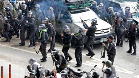 L'armée thaïlandaise a opéré des tirs de sommation en l'air pour bloquer un convoi des opposants au gouvernement qui ont quitté le centre de Bangkok pour entamer une "manifestation itinérante". /Photo prise le 28 avril 2010/REUTERS/Sukree Sukplang