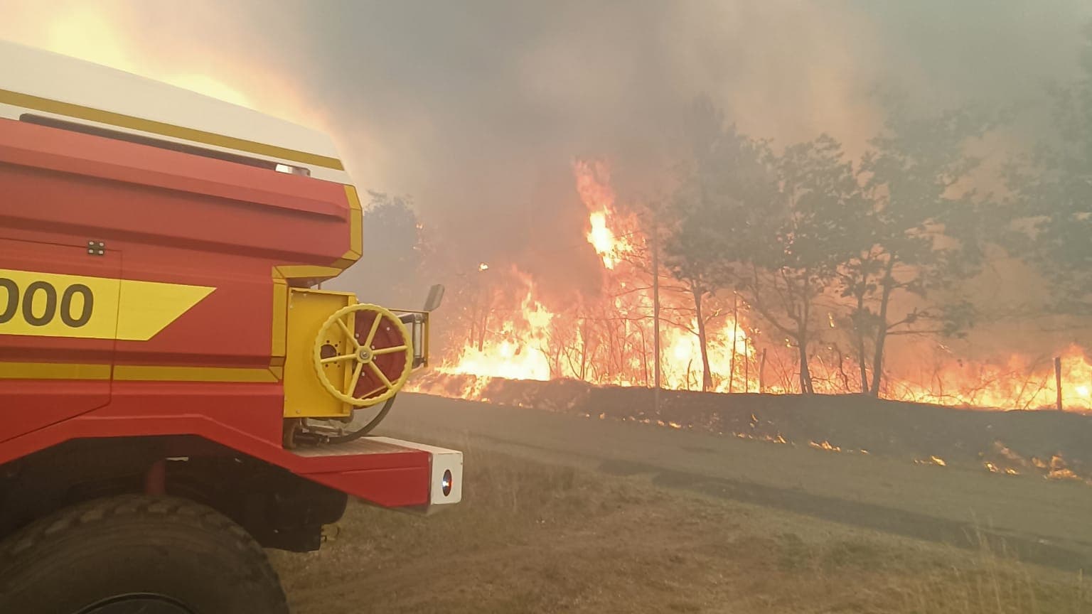 Les pompiers se battent contre un incendie en Gironde le 12 juillet 2022