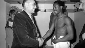 Alfred Houget, alors président du Stade Rennais, et Laurent Pokou en 1977