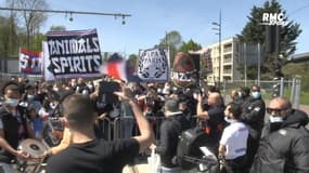 PSG - Barça (F) : Des supporters accueillent les Parisiennes dans une chaude ambiance