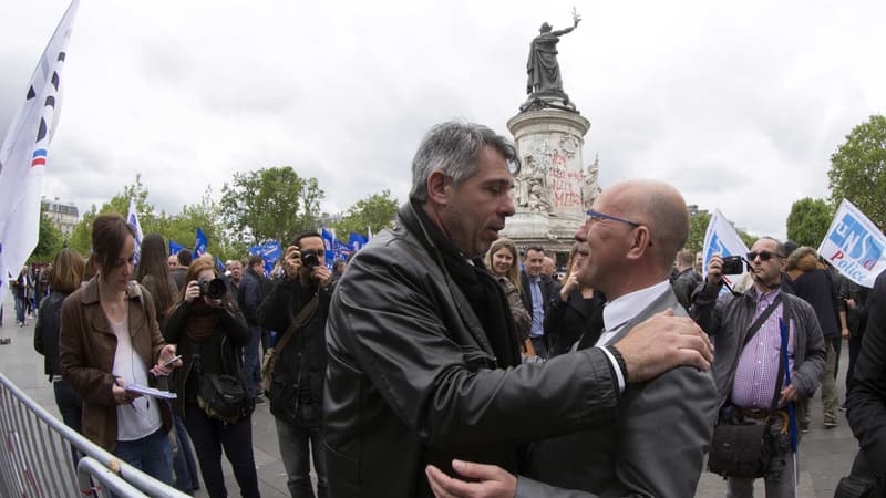 Le député LR Eric Ciotti en accoladeavec Jean-Claude Delage, le secrétaire général d'Alliance Police nationale.