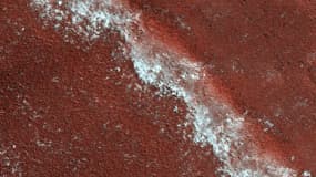 Vue satellite de Mars et de l'eau gelée à sa surface.