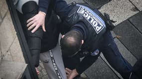 Un policier municipal contrôle une personne, le 21 février 2024 à Nantes