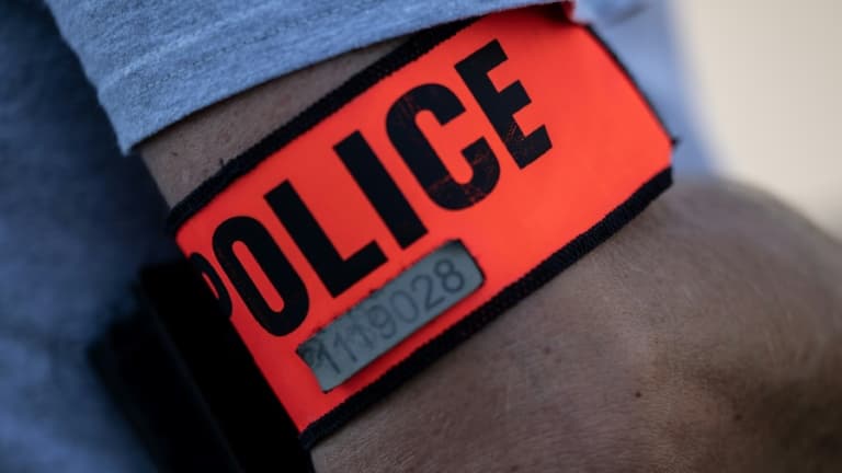 Un brassard de policier à Pomponne, France, le 12 août 2022