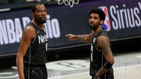 Kevin Durant (g) et Kyrie Irving lors d'un match avec les Nets face à Phoenix, le 25 avril 2021 à Brooklyn