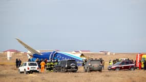 Des spécialistes des urgences travaillent sur le site du crash d'un avion de ligne de la compagnie Azerbaijan Airlines près de la ville d'Aktau, dans l'ouest du Kazakhstan, le 25 décembre 2024.