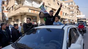 Les Syriens célèbrent la chute de Bachar al-Assad, dans la banlieue de Damas, à Daraya, le 9 décembre 2024.