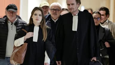 l'ex-sénateur Joël Guerriau (c) accompagnés de ses avocots arrive au Palais de justice de Paris pour son procès, le 26 janvier 2026