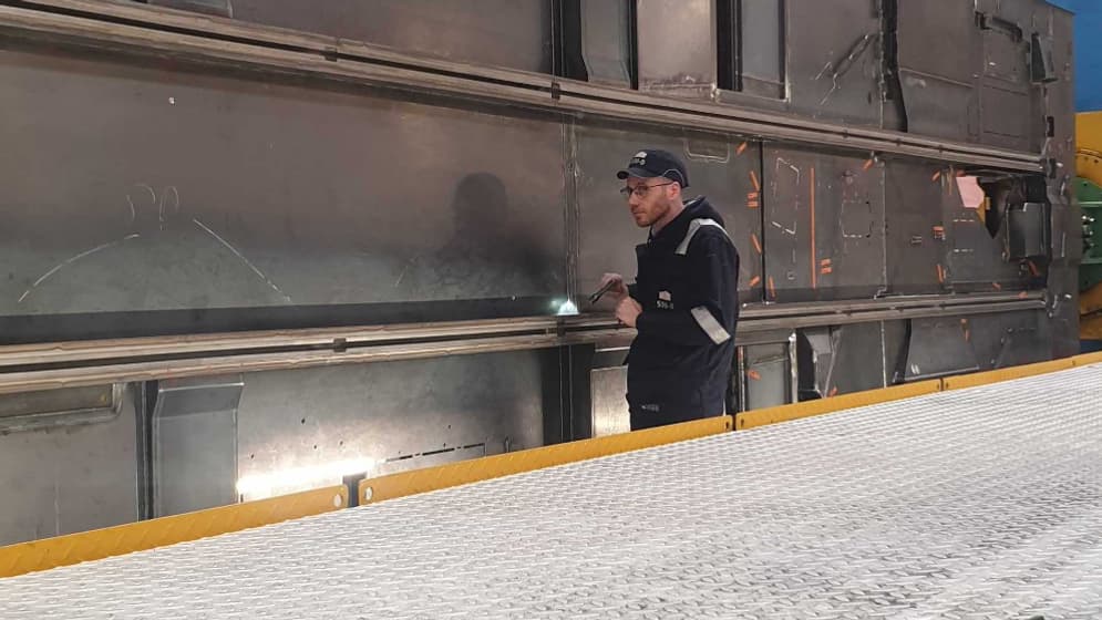 Un ouvrier de l'usine Alstom de Belfort devant les plaques qui serviront à construire la caisse de la motrice du TGV M