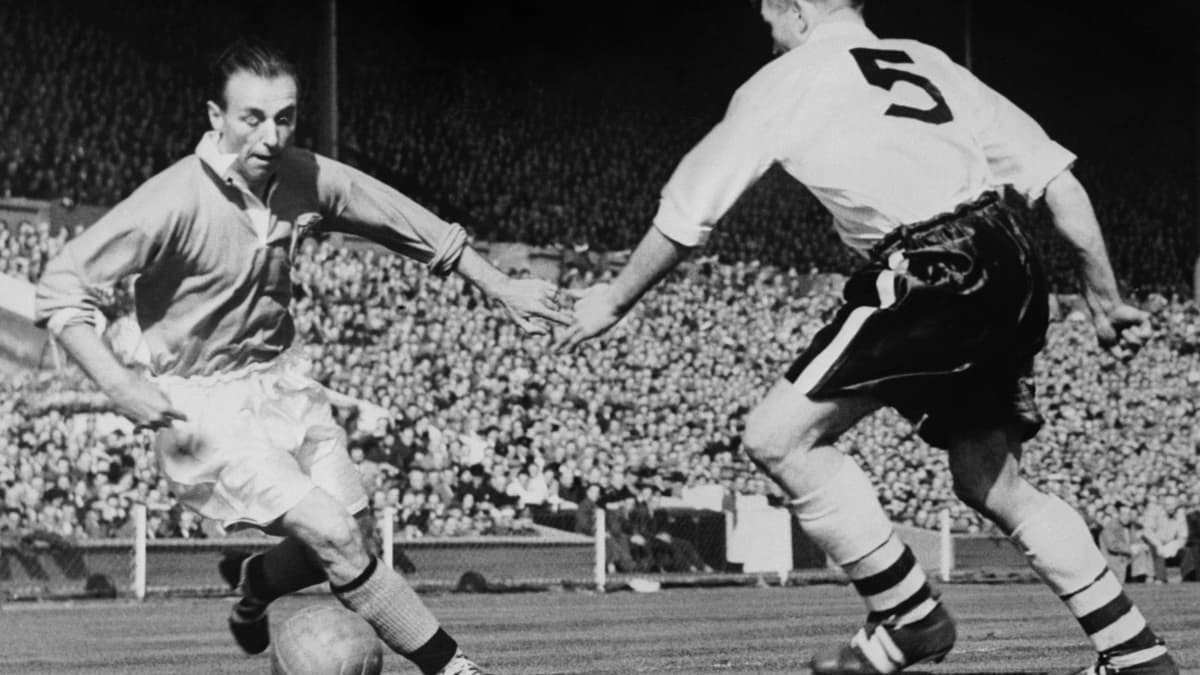 Stanley Matthews (à gauche), premier Ballon d'Or en 1956, ici à Wembley en finale de la Cup avec Blackpool en mai 1953