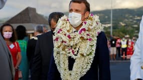 Le président Emmanuel Macron accueilli à son arrivée à Papeete, sur l'île de Tahiti, le 24 juillet 2021 