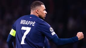 Kylian Mbappé célèbre un but poing serré face à la Real Sociedad avec le PSG, le 6 mars 2024