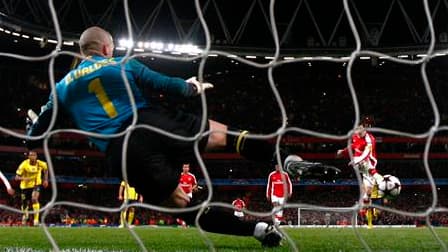 Cesc Fabregas marque un penalty d'égalisation pour Arsenal en trompant le portier de Barcelone Victor Valdes, en quart de finale aller de Ligue des champions, au stade Emirates. Les deux équipes se sont quittées sur le score de 2-2. /Photo prise le 31 mar