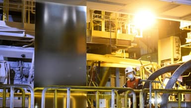Un employé d'Arcelor Mittal travaille sur le site de Dunkerque, dans le nord de la France, le 11 février 2022