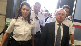 Le député UMP Jean Leonetti arrive à la cour d'assises de Pau pour témoigner au procès du Dr Bonnemaison, ce mardi 17 juin.
