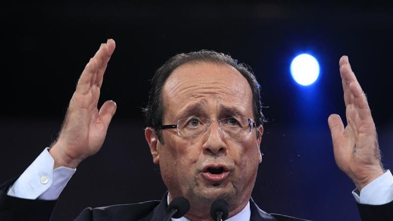 François Hollande a refusé mardi la proposition de quatre radios généralistes de participer à un deuxième débat avec le président sortant Nicolas Sarkozy, en plus de celui déjà prévu à la télévision. /Photo prise le 17 avril 2012/REUTERS/Pascal Rossignol