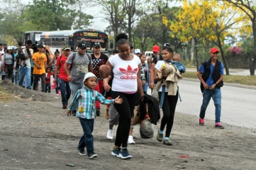 Un des autobus remplis de migrants honduriens à San Pedro Sula, à 300 km au nord de Tegucigalpa, qui se rendent à la frontière avec le Guatemala le 10 avril 2019 Un des autobus remplis de migrants honduriens à San Pedro Sula, à 300 km au nord de Tegucigalpa, qui se rendent à la frontière avec le Guatemala le 10 avril 2019