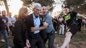 Le maire de Thessalonique, 2e ville du pays, est agressé par de supposés membres de l'extrême droite lors d'un rassemblement, le 19 mai 2018. 