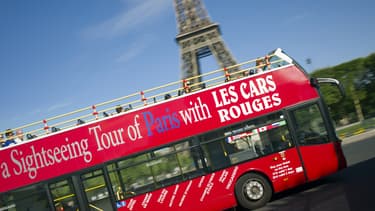 Un bus touristique à Paris. -Image d'illustration