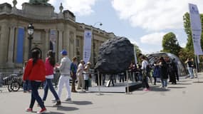 Des répliques du robot Philae et de la comète Tchouri ont été installées sur les Champs-Élysées, à Paris.