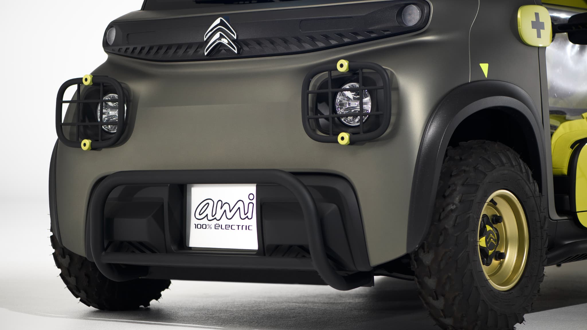 Des protections de phares et un pare-buffle (ou petite chèvre) viennent habiller cette AMI tout-terrain. Des protections de phares et un pare-buffle (ou petite chèvre) viennent habiller cette AMI tout-terrain.