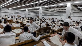 Des étudiants ultra-orthodoxes à Bnei Brak (Israël) en février 2024.