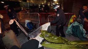 La police new-yorkaise est intervenue dans la nuit de lundi à mardi pour démanteler le campement installé depuis le 17 septembre sur le parc Zuccotti par les militants du mouvement "Occupy Wall Street". Plusieurs centaines de policiers ont investi l'espla