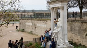 Face au Sénat, ces militants du Revers de la médaille, collectif qui regroupe quelque 80 associations et ONG, ont lancé symboliquement "une première épreuve" des JO.