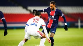 Neymar face à Lucas Paqueta lors de PSG-OL