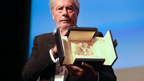 Alain Delon recevant la Palme d'honneur à Cannes, dimanche 19 mai 2019.