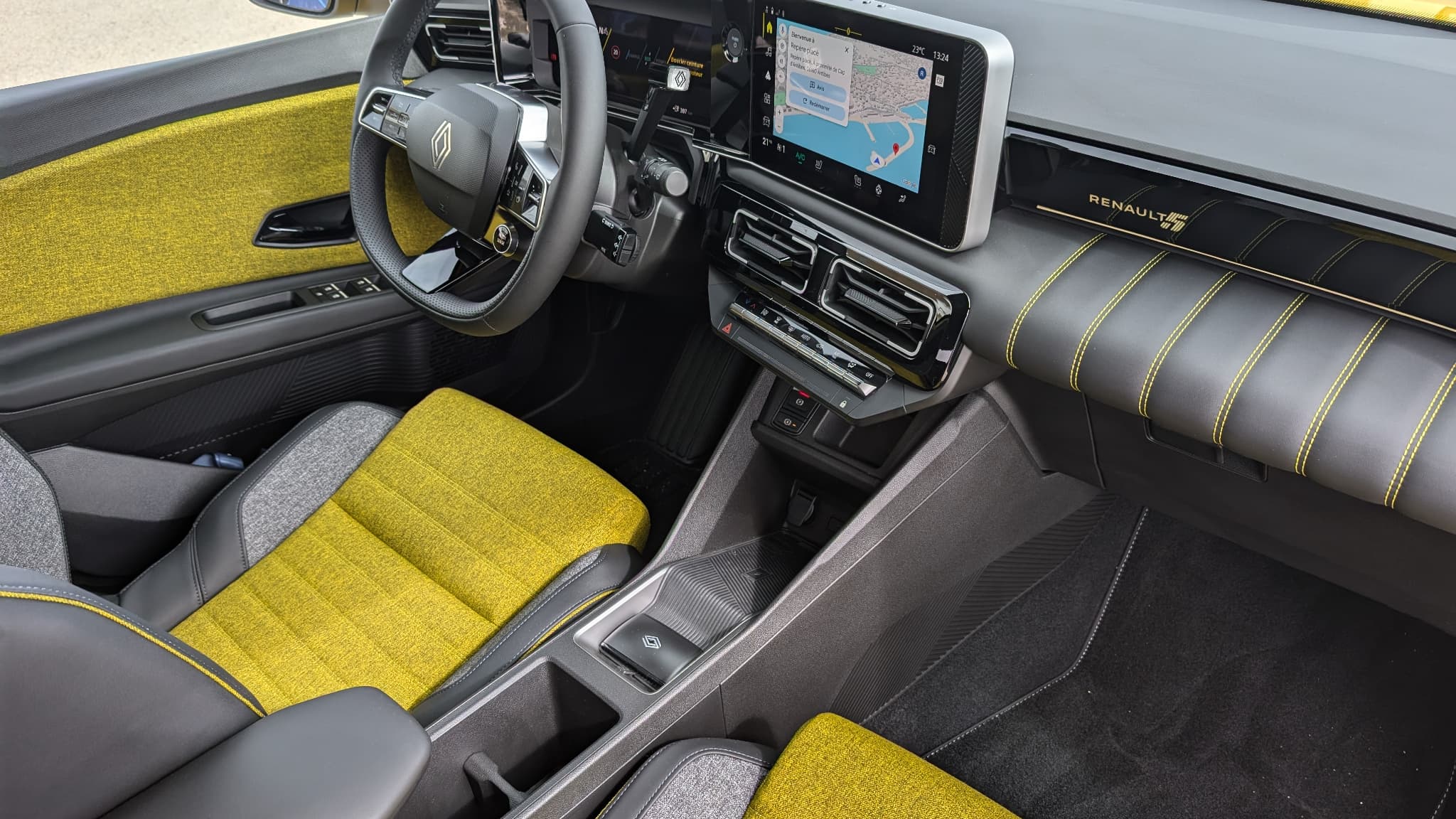 L'intérieur de la nouvelle Renault 5 avec le combine d'écrans 10 pouces.