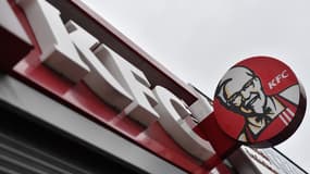 Un restaurant de la chaîne de fast-food KFC, célèbre pour son poulet frit, 