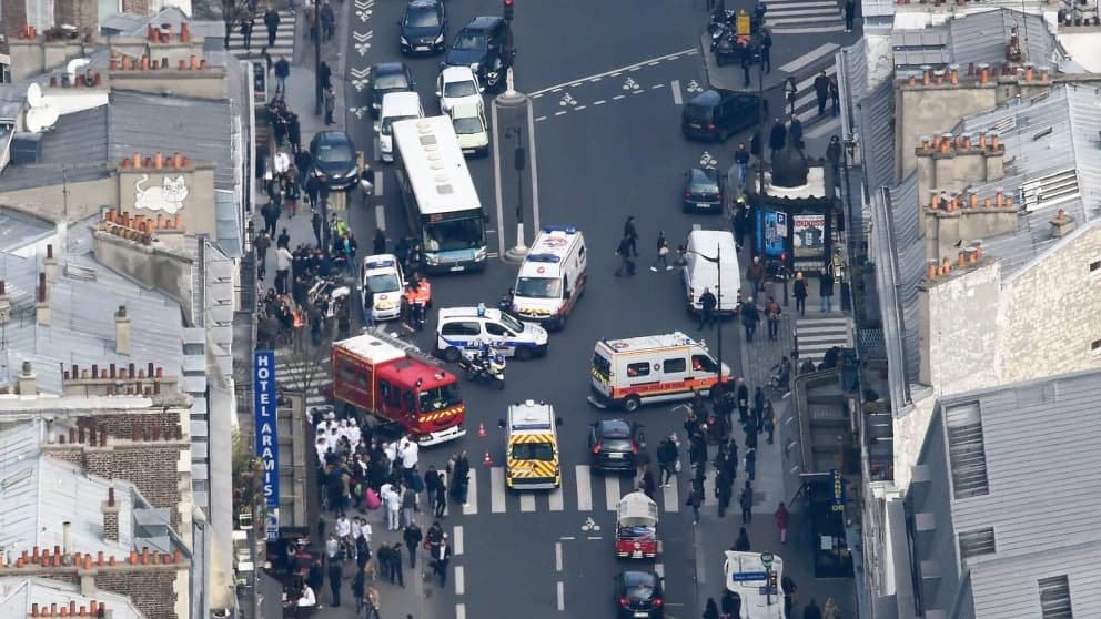 Pompiers, police et ambulance sont arrivés sur place, dans le 6e arrondissement de Paris
