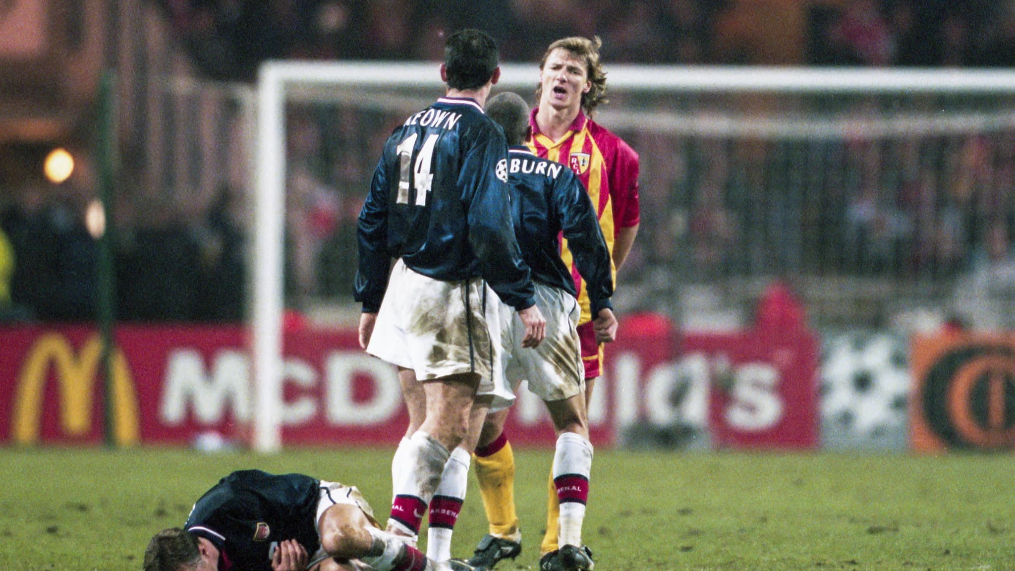 Martin Keown et Nigel Winterburn invectivent Tony Vairelles après la simulation de Lee Dixon lors d'Arsenal-Lens (0-1), le 25 novembre 1998