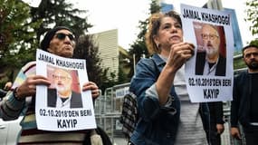 Des manifestants tenant le portrait du journaliste devant le consul saoudien à Istanbul.