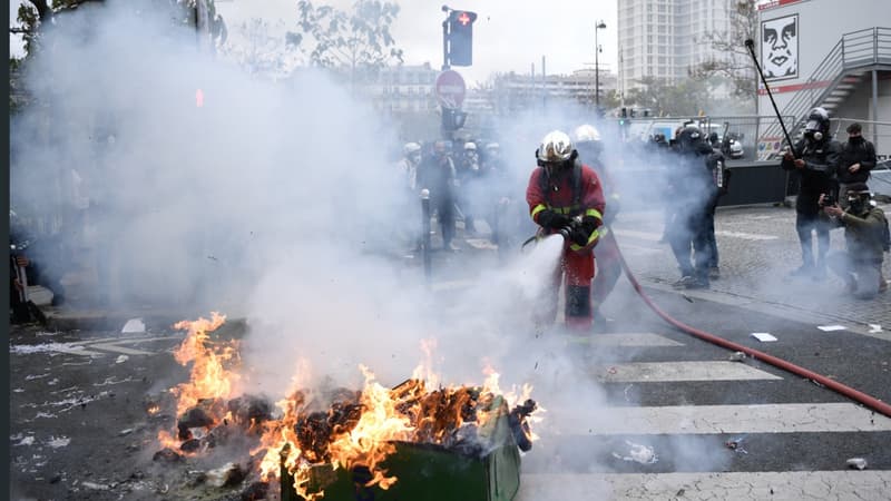 Des pompiers éteignent un feu de poubelle près de la Place d'Italie à Paris, le 16 novembre 2019