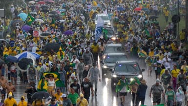 Les partisans du député fédéral brésilien Nikolas Ferreira et de l'ancien président Jair Bolsonaro défilent lors d'une marche à Brasilia (Brésil), le 25 janvier 2026.