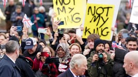 Charles III à Milton Keynes, au Royaume-Uni, face à des manifestants brandissant des pancartes "pas mon roi". 
