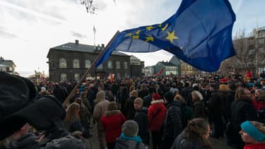 Des milliers de manifestants ont convergé lundi devant le parlement ukrainien, pour protester contre le retrait d'un référendum sur l'entrée de leur pays dans l'Union européenne.