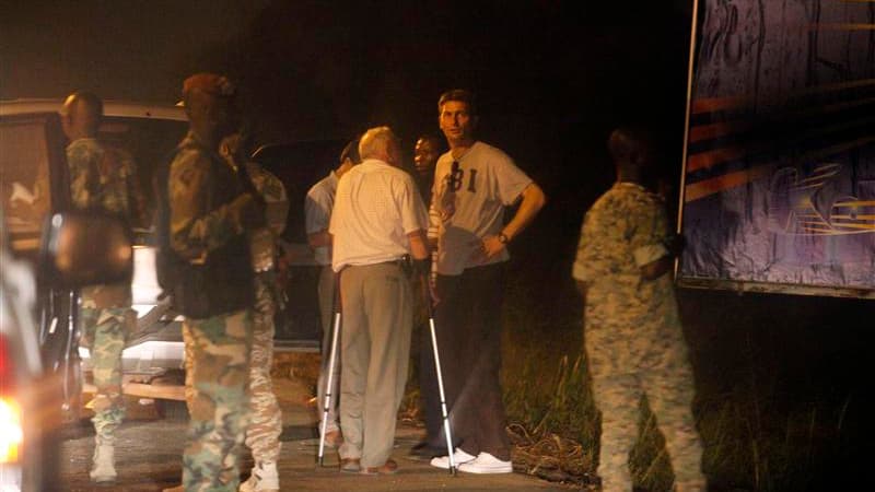 Les autorités militaires ivoiriennes ont remis vendredi à Abidjan au juge français Patrick Ramaël (de dos, avec les béquilles) les restes présumés du journaliste Guy-André Kieffer, disparu en avril 2004 alors qu'il enquêtait, semble-t-il, sur une affaire