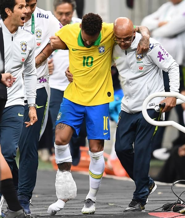 Neymar sort sur blessure, la cheville dans la glace