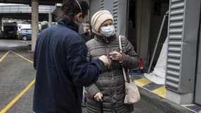 Une infirmière accueillant une patiente présentant les symptômes du coronavirus à l'hôpital Henri Mondor de Créteil